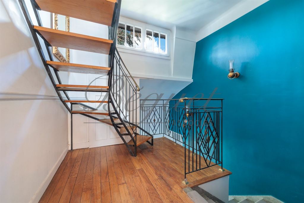 A vendre chez Beguet Associés : Vaucresson – Maison des années 1930 de 230 m², 4 chambres, jardin de 494 m² – Hauts-de-Seine, Île-de-France