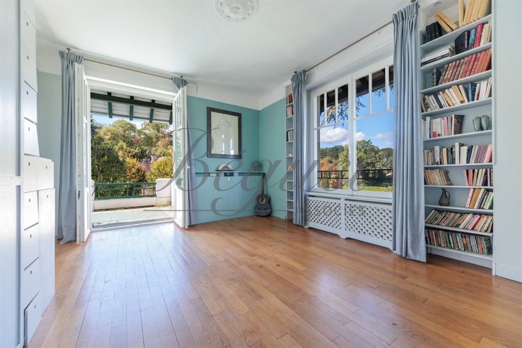 A vendre chez Beguet Associés : Vaucresson – Maison des années 1930 de 230 m², 4 chambres, jardin de 494 m² – Hauts-de-Seine, Île-de-France