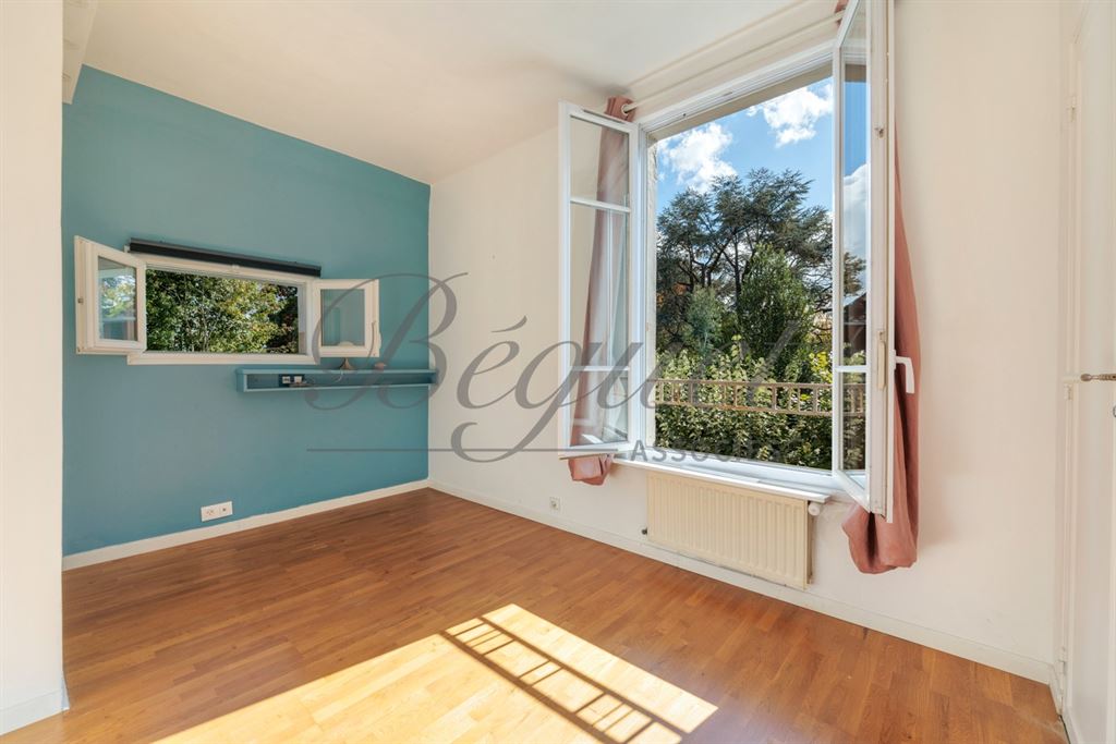 A vendre chez Beguet Associés : Vaucresson – Maison des années 1930 de 230 m², 4 chambres, jardin de 494 m² – Hauts-de-Seine, Île-de-France