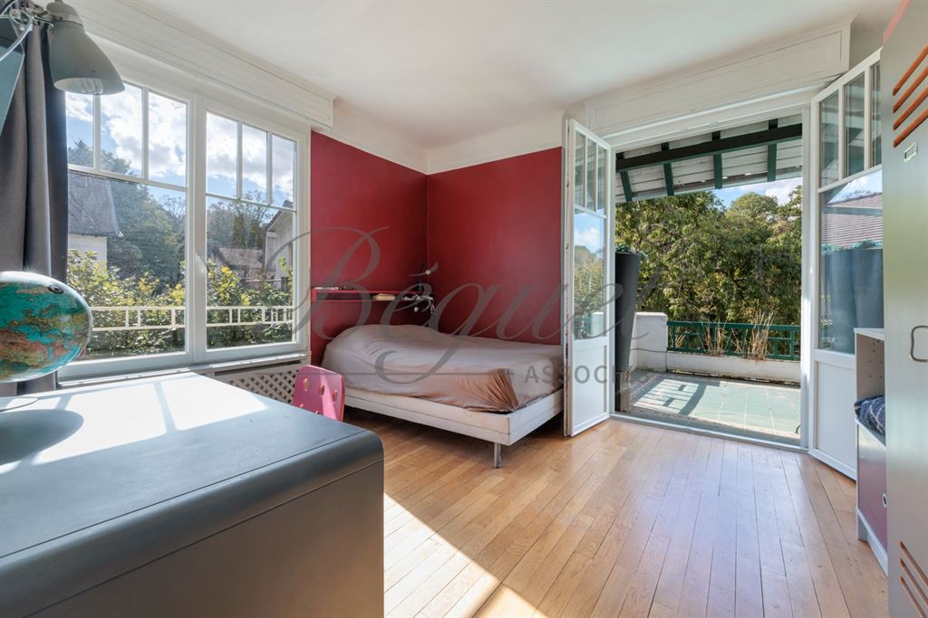 A vendre chez Beguet Associés : Vaucresson – Maison des années 1930 de 230 m², 4 chambres, jardin de 494 m² – Hauts-de-Seine, Île-de-France