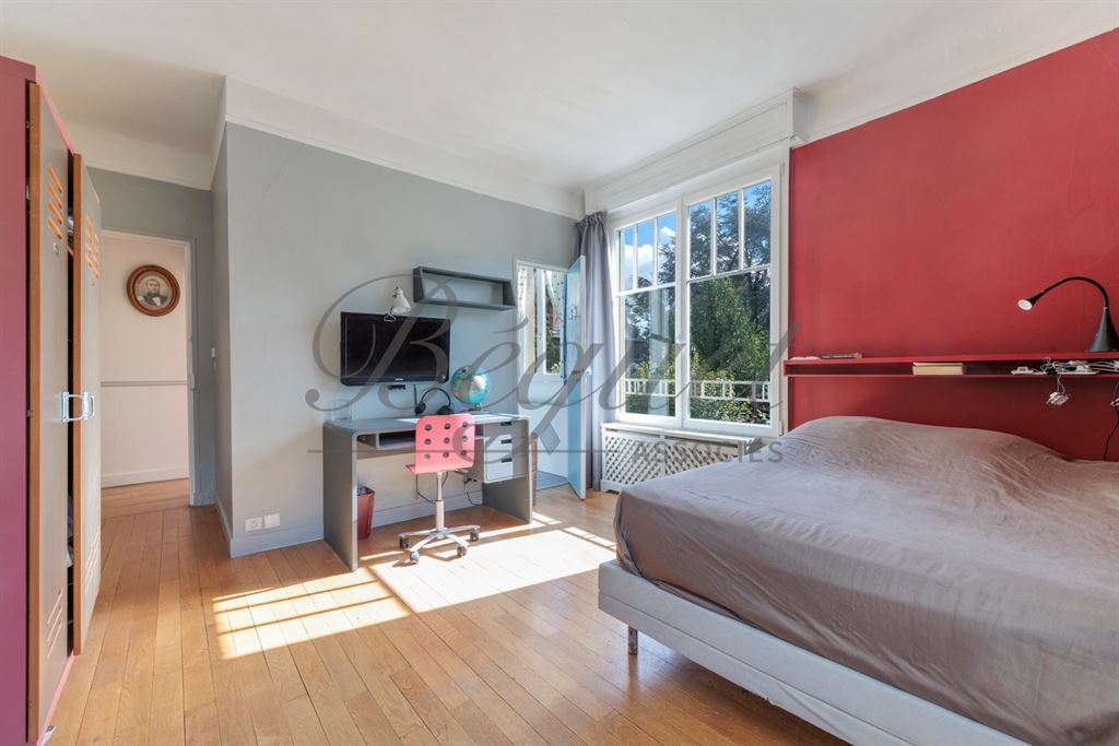 A vendre chez Beguet Associés : Vaucresson – Maison des années 1930 de 230 m², 4 chambres, jardin de 494 m² – Hauts-de-Seine, Île-de-France