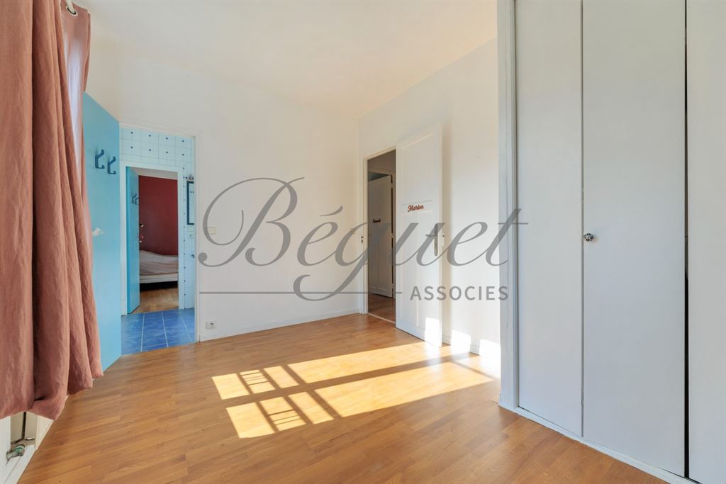 A vendre chez Beguet Associés : Vaucresson – Maison des années 1930 de 230 m², 4 chambres, jardin de 494 m² – Hauts-de-Seine, Île-de-France
