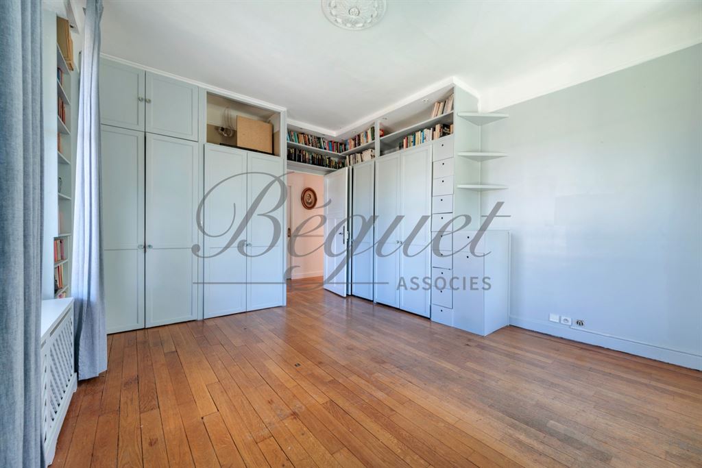A vendre chez Beguet Associés : Vaucresson – Maison des années 1930 de 230 m², 4 chambres, jardin de 494 m² – Hauts-de-Seine, Île-de-France
