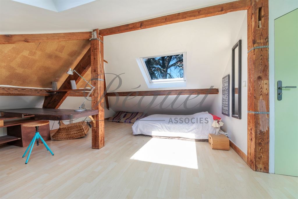A vendre chez Beguet Associés : Vaucresson – Maison des années 1930 de 230 m², 4 chambres, jardin de 494 m² – Hauts-de-Seine, Île-de-France