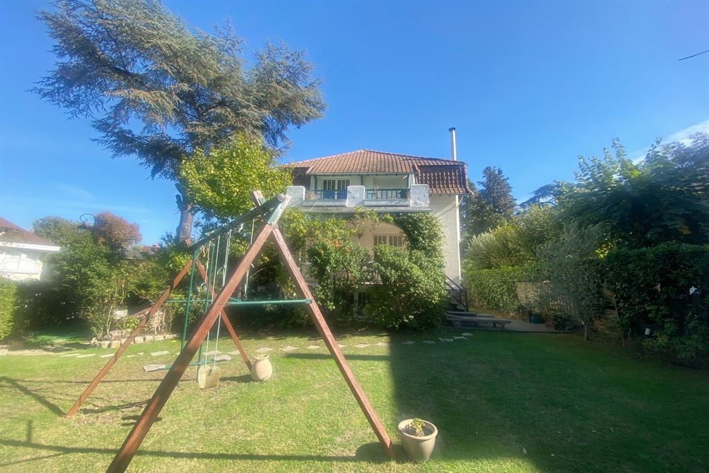 A vendre chez Beguet Associés : Vaucresson – Maison des années 1930 de 230 m², 4 chambres, jardin de 494 m² – Hauts-de-Seine, Île-de-France