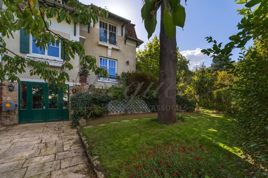 A vendre chez Beguet Associés : Vaucresson – Maison des années 1930 de 230 m², 4 chambres, jardin de 494 m² – Hauts-de-Seine, Île-de-France
