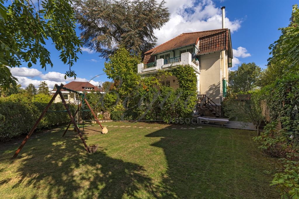A vendre chez Beguet Associés : Vaucresson – Maison des années 1930 de 230 m², 4 chambres, jardin de 494 m² – Hauts-de-Seine, Île-de-France