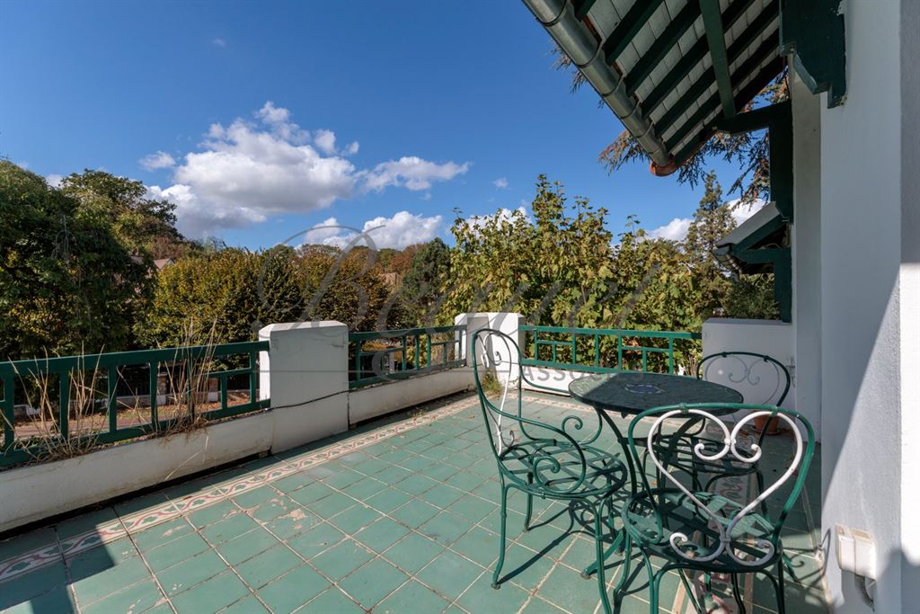 A vendre chez Beguet Associés : Vaucresson – Maison des années 1930 de 230 m², 4 chambres, jardin de 494 m² – Hauts-de-Seine, Île-de-France