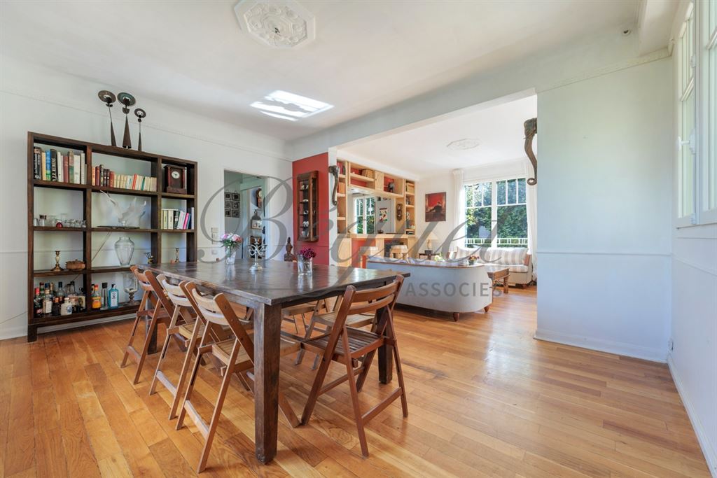A vendre chez Beguet Associés : Vaucresson – Maison des années 1930 de 230 m², 4 chambres, jardin de 494 m² – Hauts-de-Seine, Île-de-France