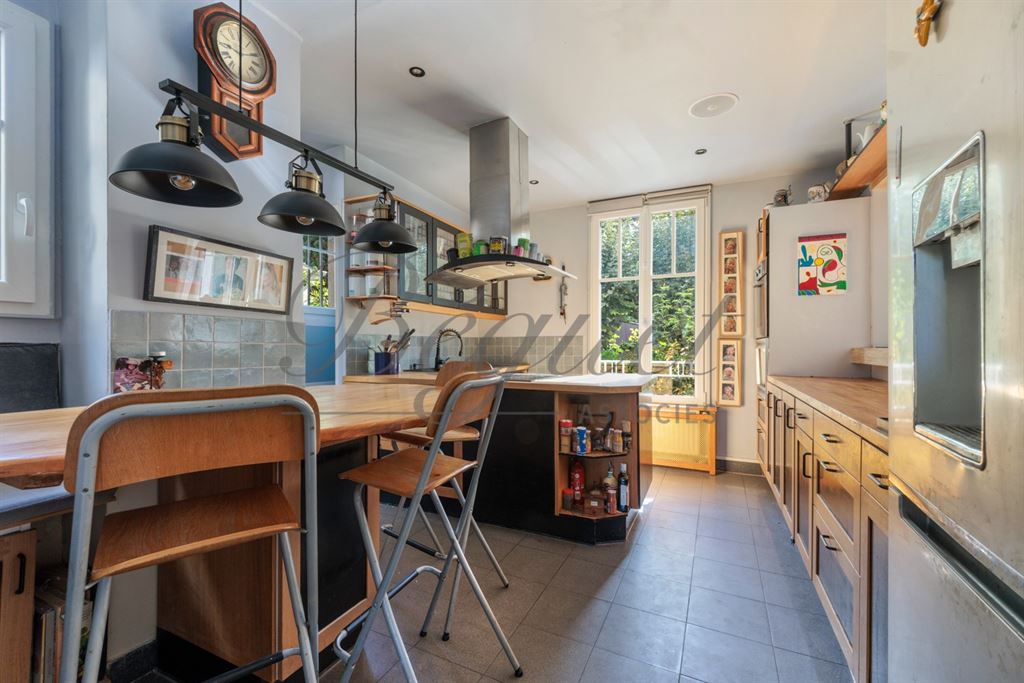 A vendre chez Beguet Associés : Vaucresson – Maison des années 1930 de 230 m², 4 chambres, jardin de 494 m² – Hauts-de-Seine, Île-de-France