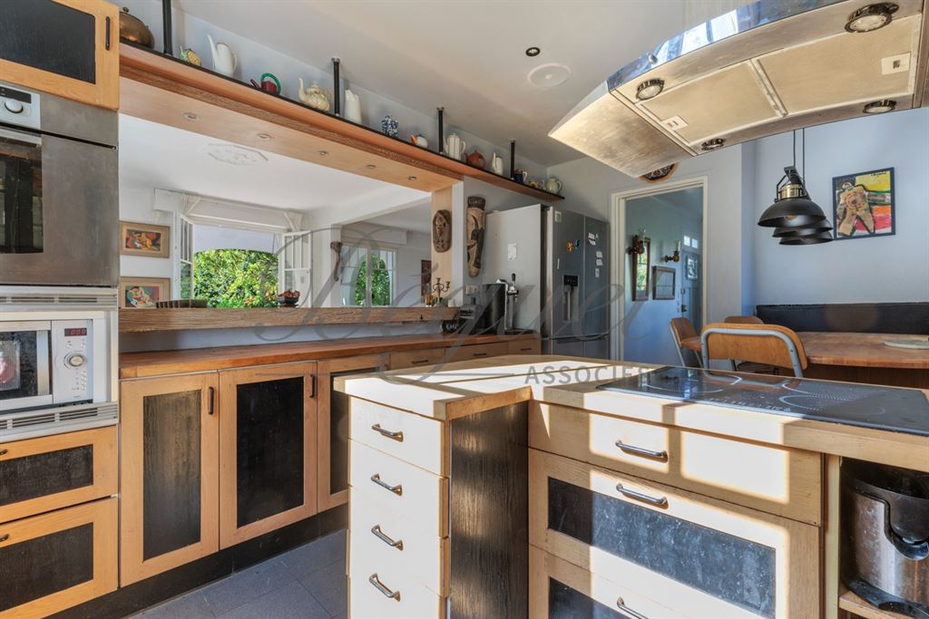 A vendre chez Beguet Associés : Vaucresson – Maison des années 1930 de 230 m², 4 chambres, jardin de 494 m² – Hauts-de-Seine, Île-de-France