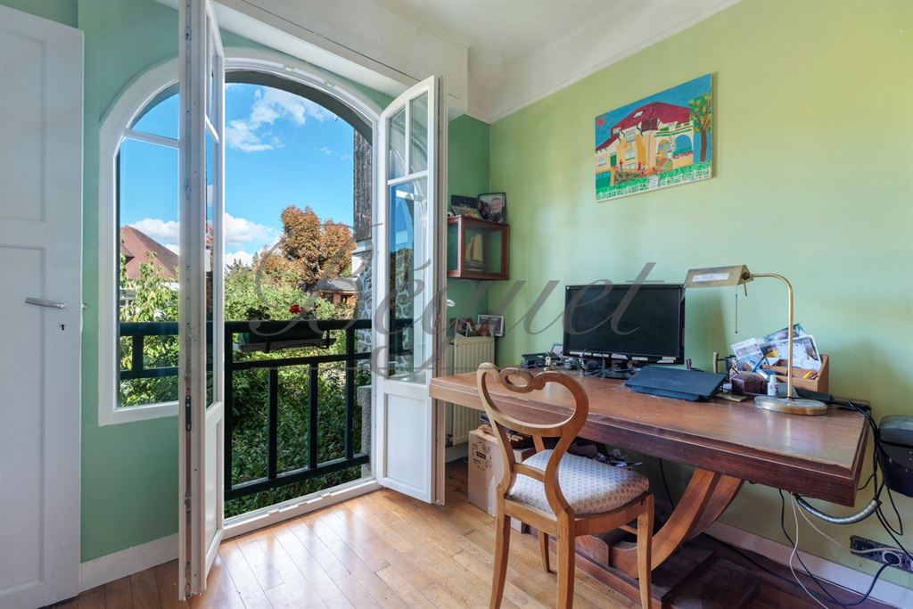 A vendre chez Beguet Associés : Vaucresson – Maison des années 1930 de 230 m², 4 chambres, jardin de 494 m² – Hauts-de-Seine, Île-de-France