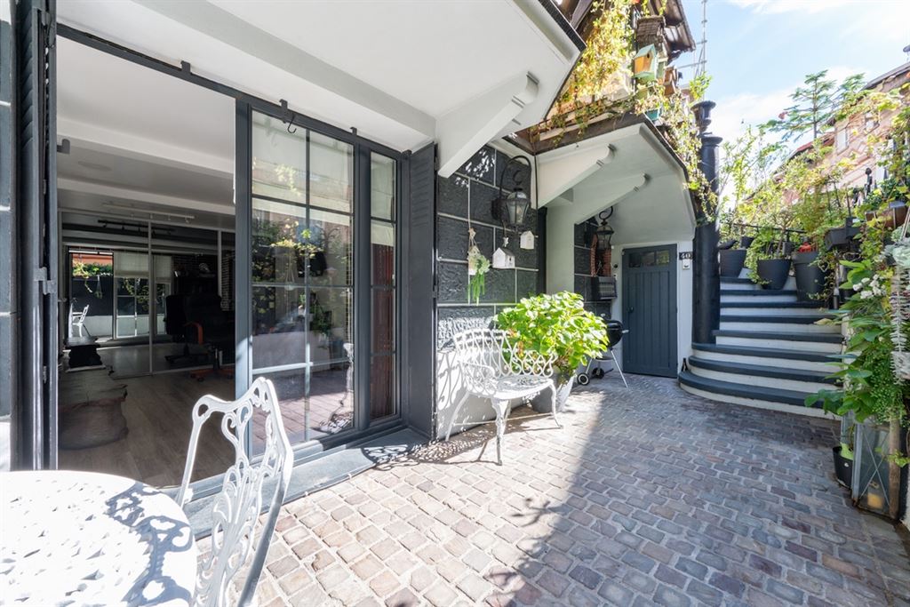 A vendre chez Beguet Associés : Paris 14e (75014) – Maison de 195 m², 4 chambres, bureau, patio de 17 m² – quartier du Parc Montsouris
