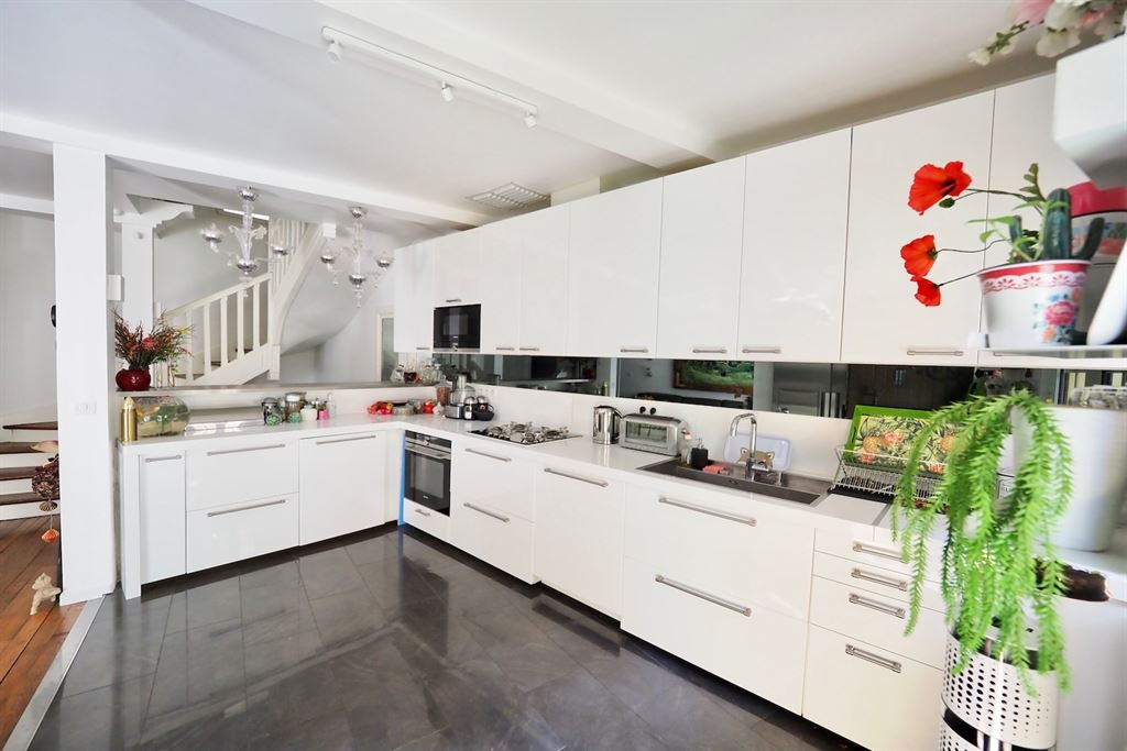 A vendre chez Beguet Associés : Paris 14e (75014) – Maison de 195 m², 4 chambres, bureau, patio de 17 m² – quartier du Parc Montsouris