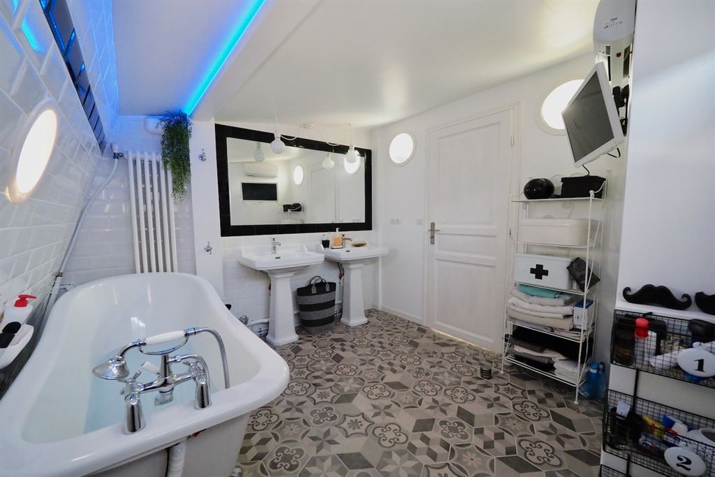 A vendre chez Beguet Associés : Paris 14e (75014) – Maison de 195 m², 4 chambres, bureau, patio de 17 m² – quartier du Parc Montsouris
