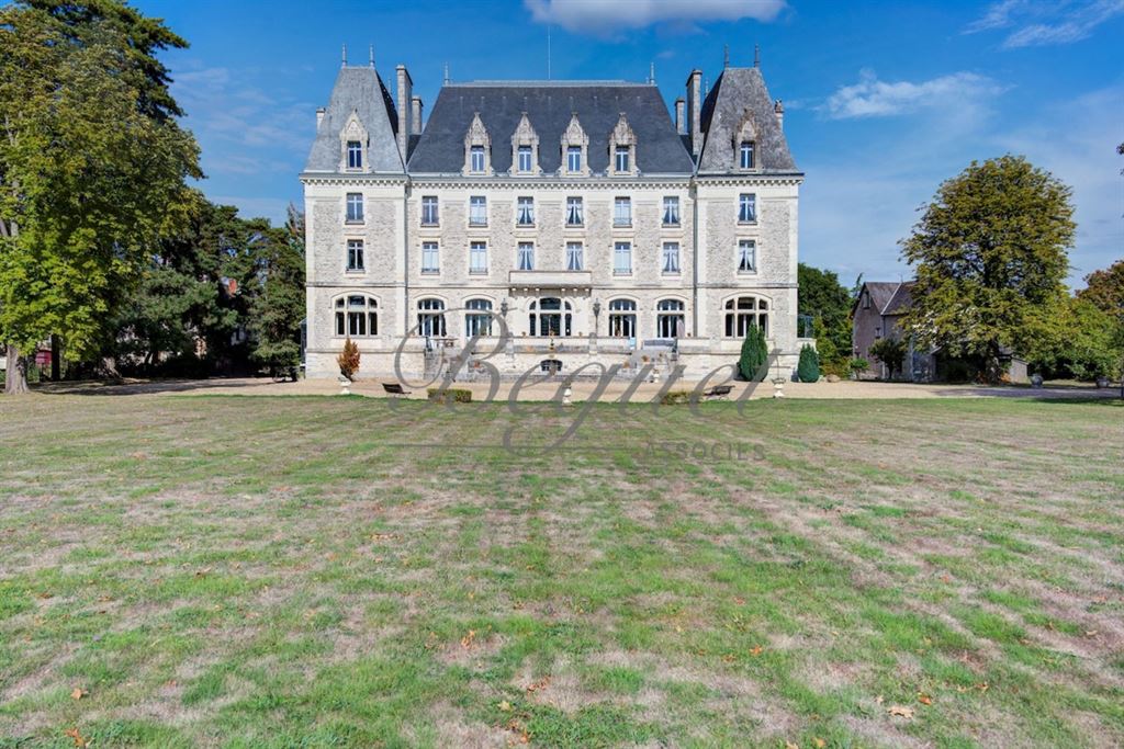 A vendre chez Beguet Associés : Azay-le-Rideau (37190) – Château de 1900 de 1060 m², 17 chambres, parc de 2,7 ha – près de Tours, Indre-et-Loire, Centre-Val de Loire