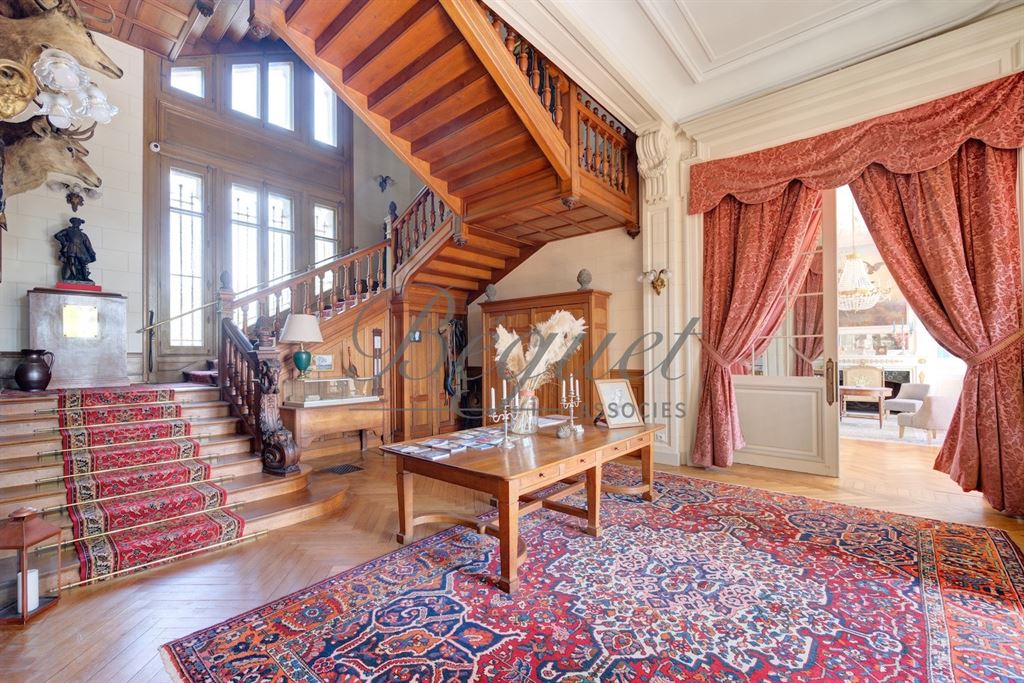 A vendre chez Beguet Associés : Azay-le-Rideau (37190) – Château de 1900 de 1060 m², 17 chambres, parc de 2,7 ha – près de Tours, Indre-et-Loire, Centre-Val de Loire
