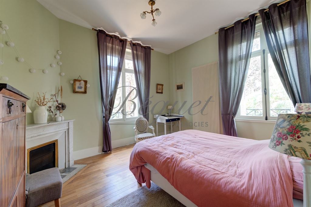 A vendre chez Beguet Associés : Azay-le-Rideau (37190) – Château de 1900 de 1060 m², 17 chambres, parc de 2,7 ha – près de Tours, Indre-et-Loire, Centre-Val de Loire
