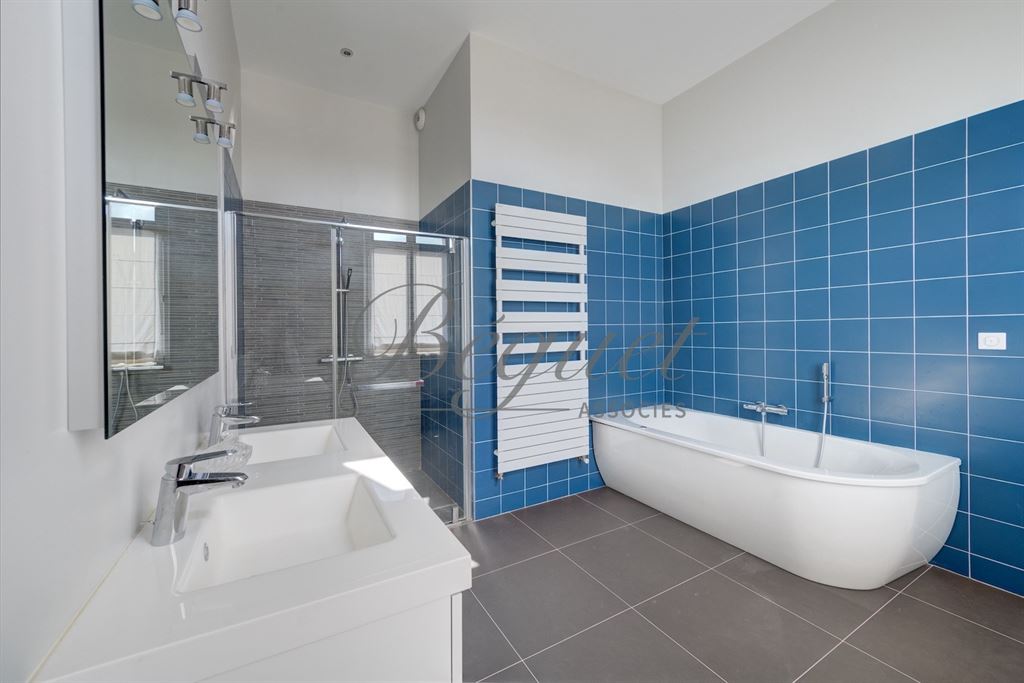 A vendre chez Beguet Associés : Azay-le-Rideau (37190) – Château de 1900 de 1060 m², 17 chambres, parc de 2,7 ha – près de Tours, Indre-et-Loire, Centre-Val de Loire