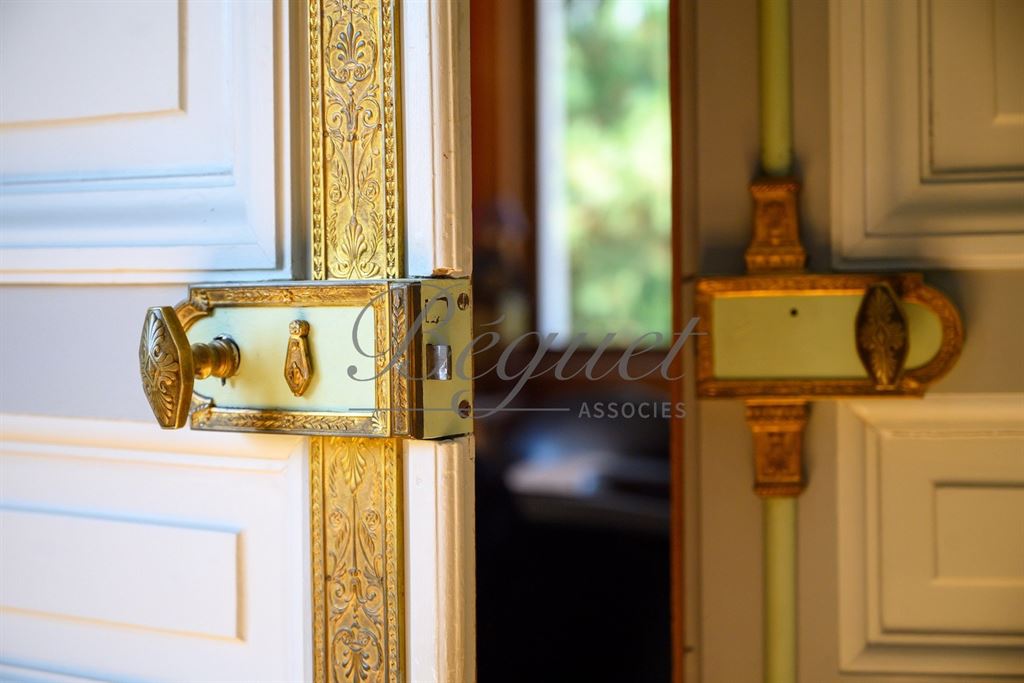 A vendre chez Beguet Associés : Azay-le-Rideau (37190) – Château de 1900 de 1060 m², 17 chambres, parc de 2,7 ha – près de Tours, Indre-et-Loire, Centre-Val de Loire