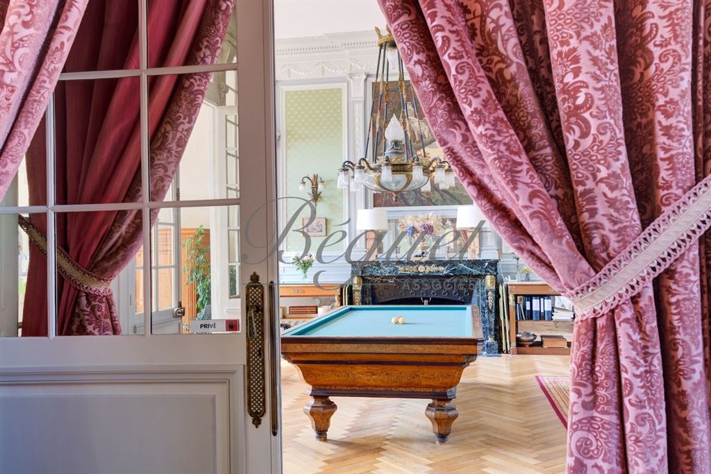 A vendre chez Beguet Associés : Azay-le-Rideau (37190) – Château de 1900 de 1060 m², 17 chambres, parc de 2,7 ha – près de Tours, Indre-et-Loire, Centre-Val de Loire