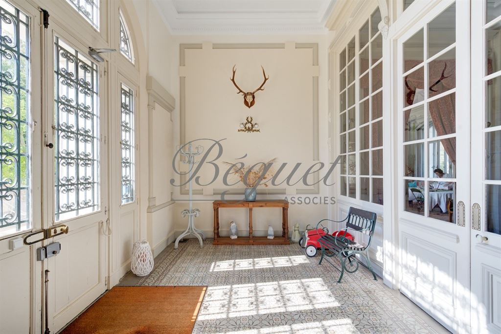 A vendre chez Beguet Associés : Azay-le-Rideau (37190) – Château de 1900 de 1060 m², 17 chambres, parc de 2,7 ha – près de Tours, Indre-et-Loire, Centre-Val de Loire