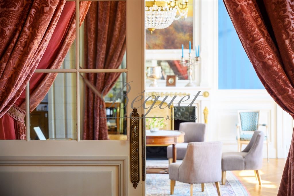 A vendre chez Beguet Associés : Azay-le-Rideau (37190) – Château de 1900 de 1060 m², 17 chambres, parc de 2,7 ha – près de Tours, Indre-et-Loire, Centre-Val de Loire