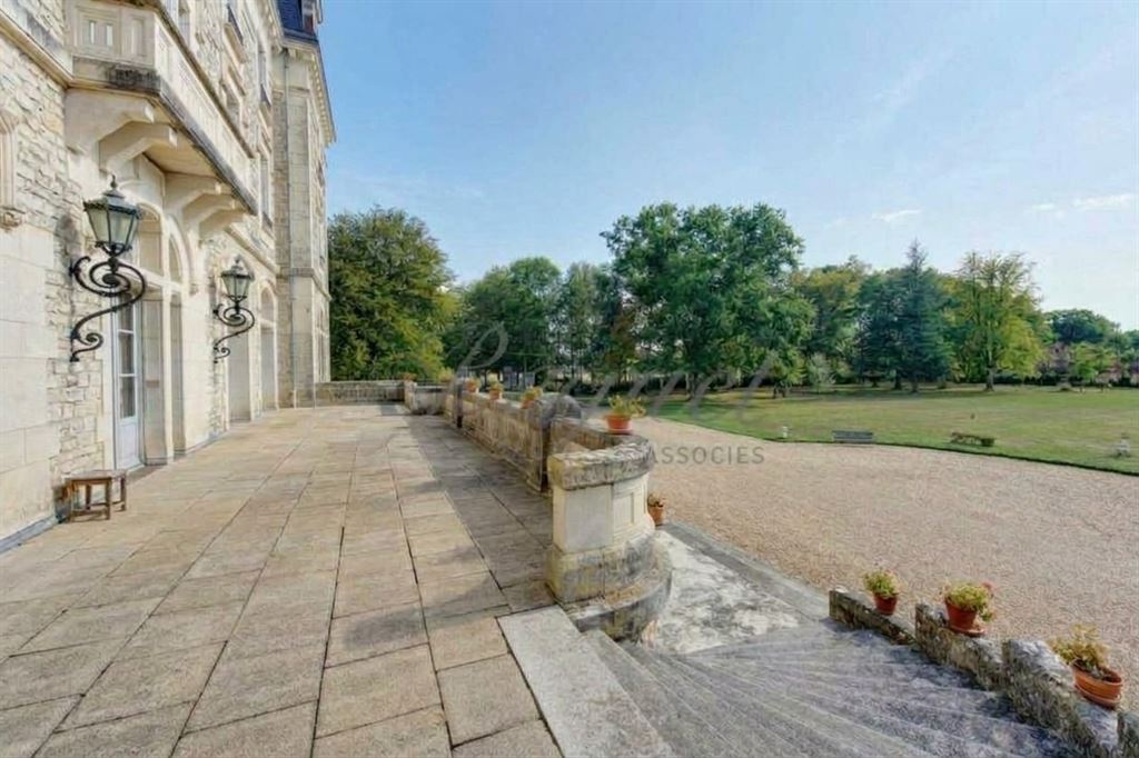 A vendre chez Beguet Associés : Azay-le-Rideau (37190) – Château de 1900 de 1060 m², 17 chambres, parc de 2,7 ha – près de Tours, Indre-et-Loire, Centre-Val de Loire