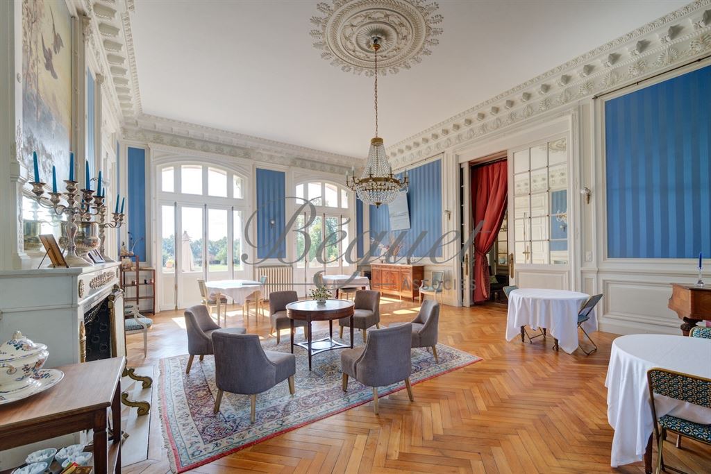 A vendre chez Beguet Associés : Azay-le-Rideau (37190) – Château de 1900 de 1060 m², 17 chambres, parc de 2,7 ha – près de Tours, Indre-et-Loire, Centre-Val de Loire