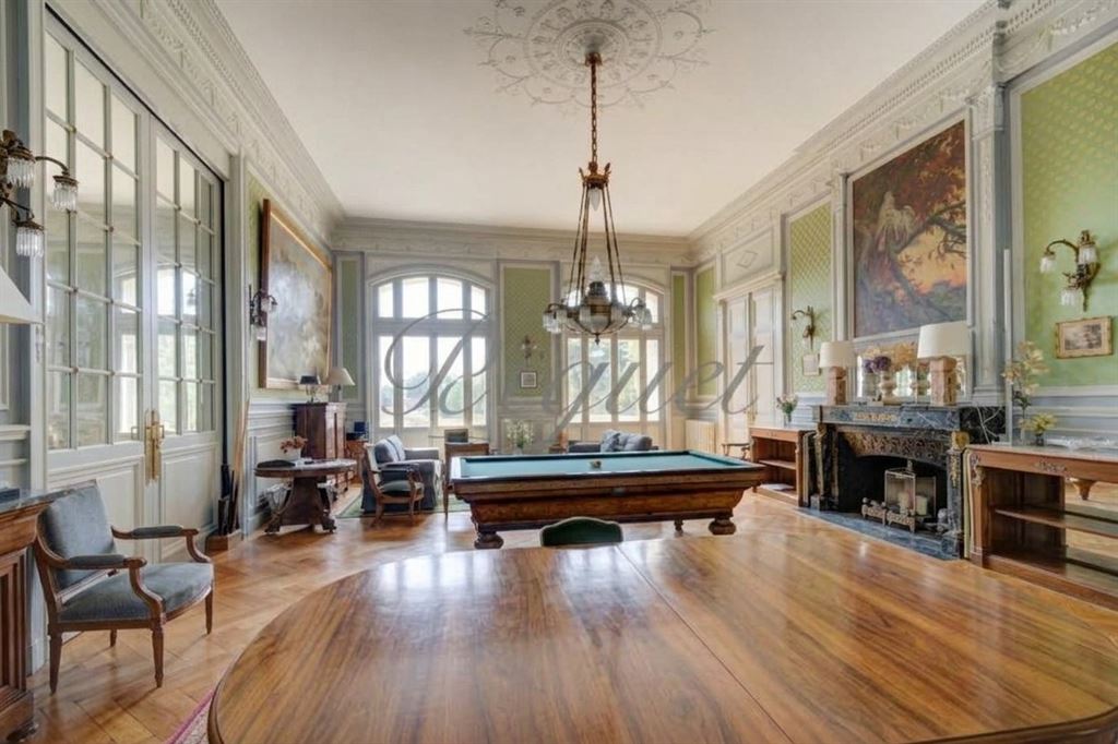 A vendre chez Beguet Associés : Azay-le-Rideau (37190) – Château de 1900 de 1060 m², 17 chambres, parc de 2,7 ha – près de Tours, Indre-et-Loire, Centre-Val de Loire