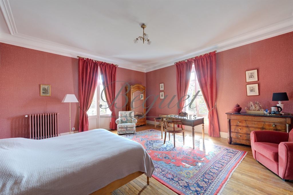 A vendre chez Beguet Associés : Azay-le-Rideau (37190) – Château de 1900 de 1060 m², 17 chambres, parc de 2,7 ha – près de Tours, Indre-et-Loire, Centre-Val de Loire