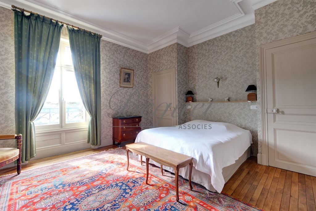 A vendre chez Beguet Associés : Azay-le-Rideau (37190) – Château de 1900 de 1060 m², 17 chambres, parc de 2,7 ha – près de Tours, Indre-et-Loire, Centre-Val de Loire