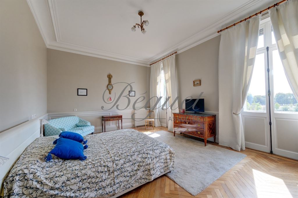 A vendre chez Beguet Associés : Azay-le-Rideau (37190) – Château de 1900 de 1060 m², 17 chambres, parc de 2,7 ha – près de Tours, Indre-et-Loire, Centre-Val de Loire