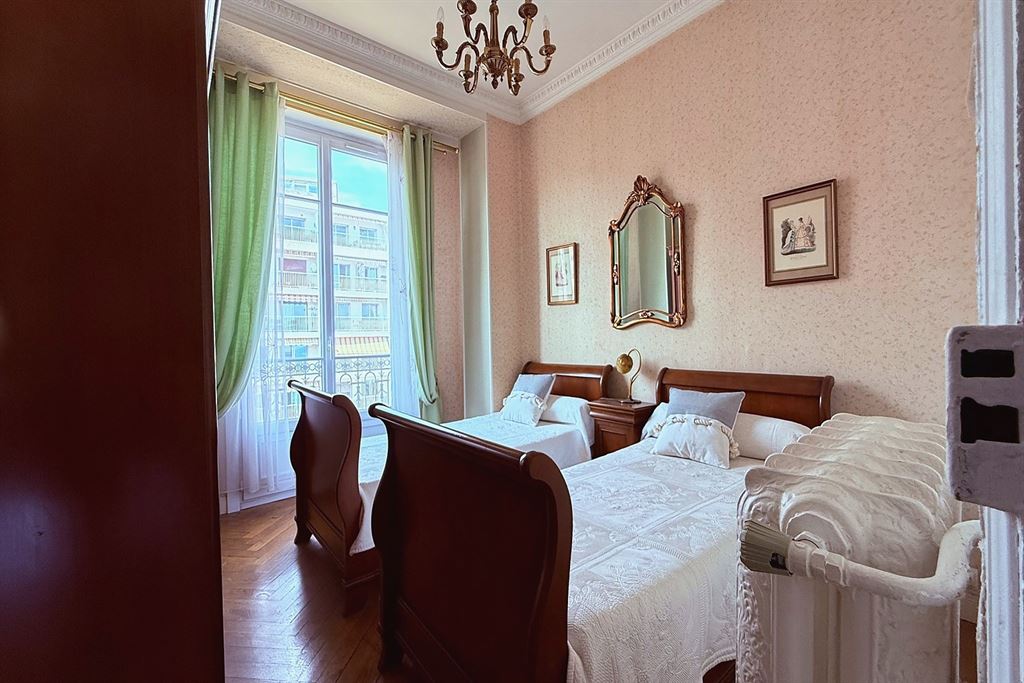 A vendre chez Beguet Associés : Nice (06000) – Appartement de 58 m², 2 chambres, vue mer – Promenade des Anglais, Alpes-Maritimes, Provence-Alpes-Côte d’Azur