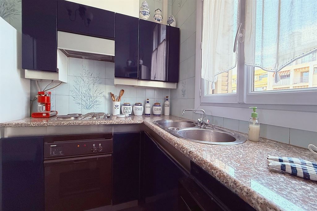 A vendre chez Beguet Associés : Nice (06000) – Appartement de 58 m², 2 chambres, vue mer – Promenade des Anglais, Alpes-Maritimes, Provence-Alpes-Côte d’Azur