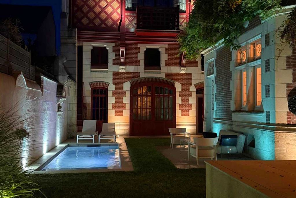 A vendre chez Beguet Associés : Tours (37000), Indre-et-Loire, Prébendes nord – Maison de caractère de 446 m², 10 pièces, 7 ch, dépendance, jardin, piscine