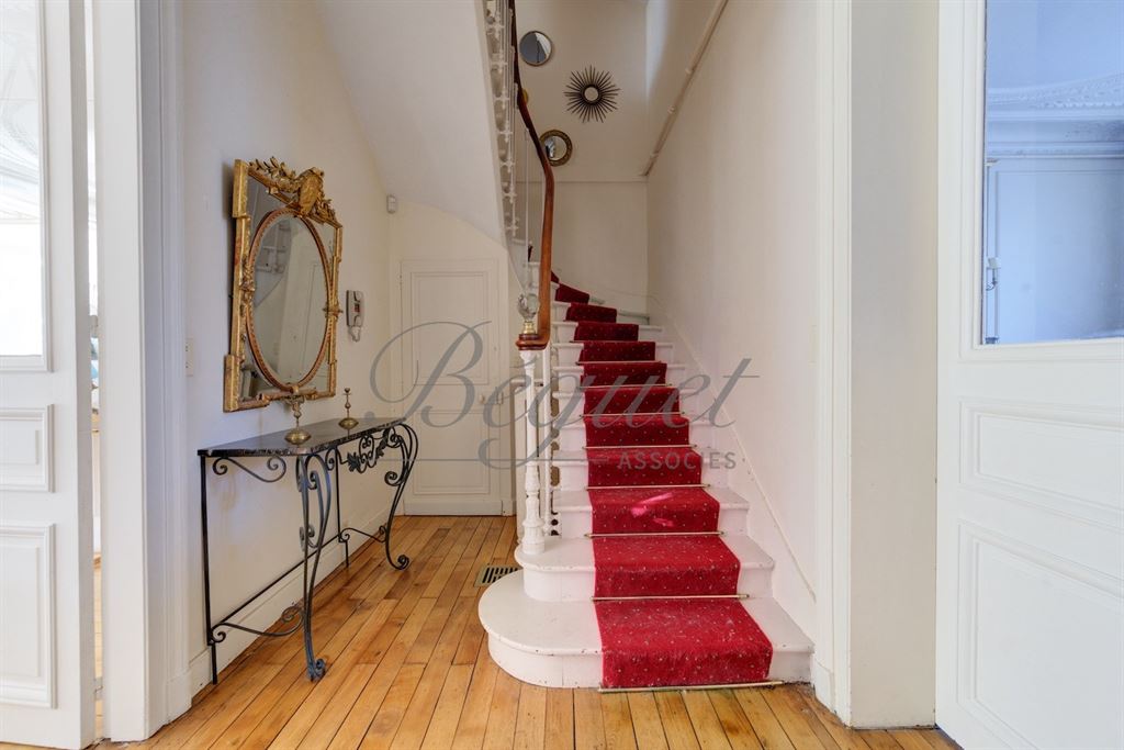 A vendre chez Beguet Associés : Tours (37000), Indre-et-Loire, Prébendes nord – Maison de caractère de 446 m², 10 pièces, 7 ch, dépendance, jardin, piscine