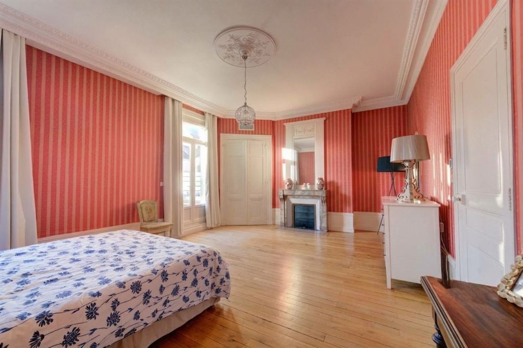 A vendre chez Beguet Associés : Tours (37000), Indre-et-Loire, Prébendes nord – Maison de caractère de 446 m², 10 pièces, 7 ch, dépendance, jardin, piscine