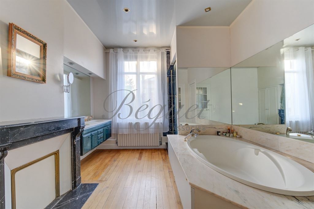 A vendre chez Beguet Associés : Tours (37000), Indre-et-Loire, Prébendes nord – Maison de caractère de 446 m², 10 pièces, 7 ch, dépendance, jardin, piscine