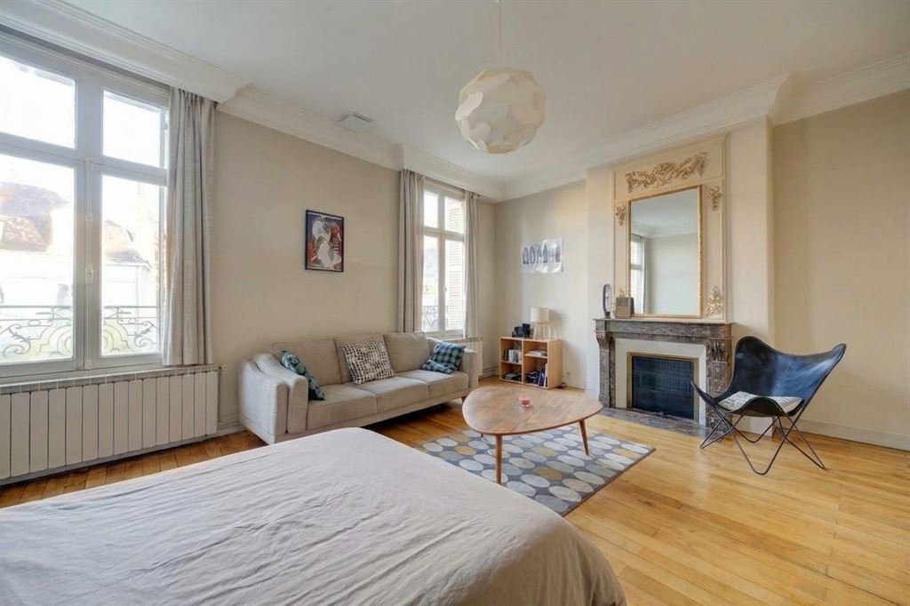 A vendre chez Beguet Associés : Tours (37000), Indre-et-Loire, Prébendes nord – Maison de caractère de 446 m², 10 pièces, 7 ch, dépendance, jardin, piscine