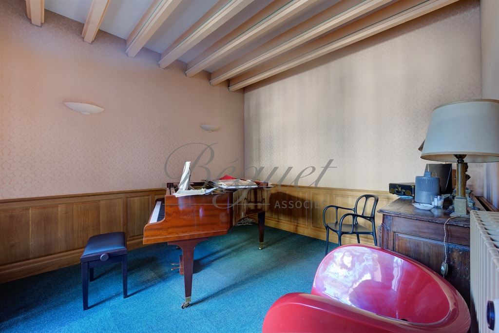 A vendre chez Beguet Associés : Tours (37000), Indre-et-Loire, Prébendes nord – Maison de caractère de 446 m², 10 pièces, 7 ch, dépendance, jardin, piscine