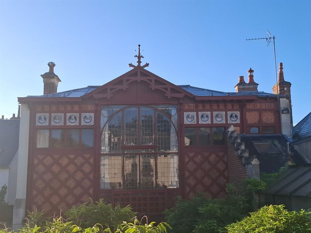 A vendre chez Beguet Associés : Tours (37000), Indre-et-Loire, Prébendes nord – Maison de caractère de 446 m², 10 pièces, 7 ch, dépendance, jardin, piscine