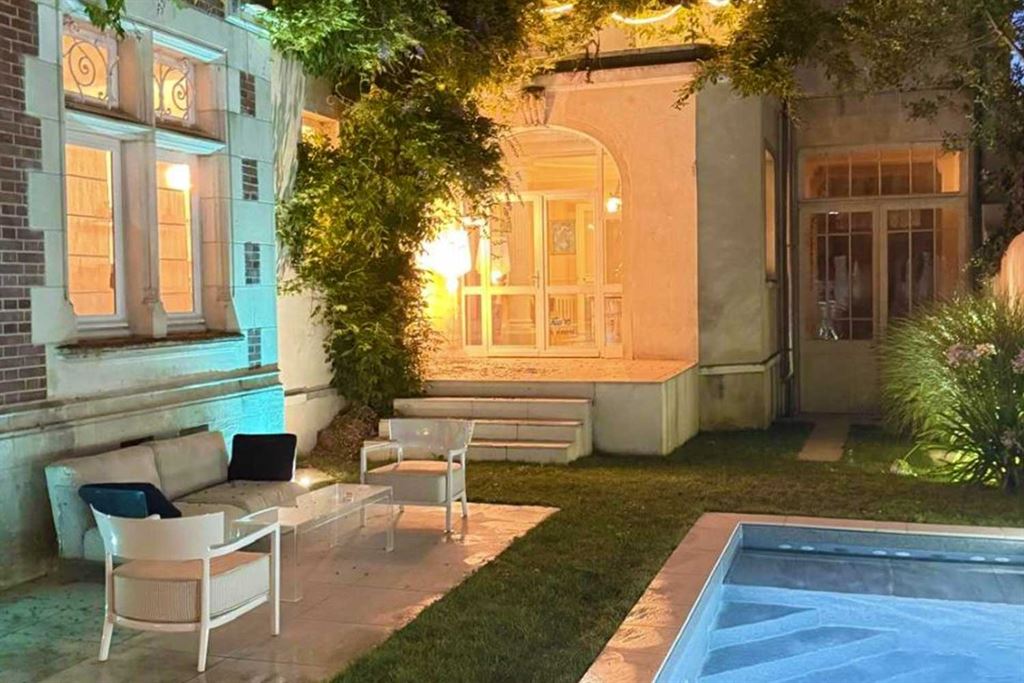 A vendre chez Beguet Associés : Tours (37000), Indre-et-Loire, Prébendes nord – Maison de caractère de 446 m², 10 pièces, 7 ch, dépendance, jardin, piscine