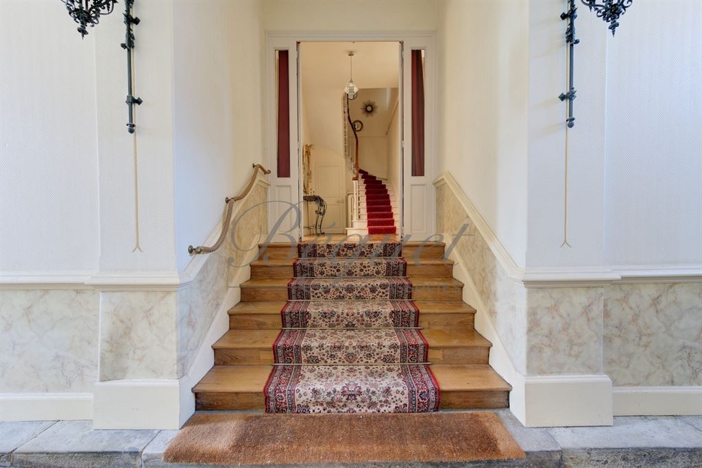 A vendre chez Beguet Associés : Tours (37000), Indre-et-Loire, Prébendes nord – Maison de caractère de 446 m², 10 pièces, 7 ch, dépendance, jardin, piscine