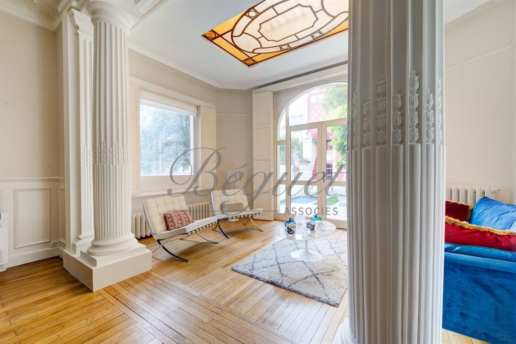 A vendre chez Beguet Associés : Tours (37000), Indre-et-Loire, Prébendes nord – Maison de caractère de 446 m², 10 pièces, 7 ch, dépendance, jardin, piscine
