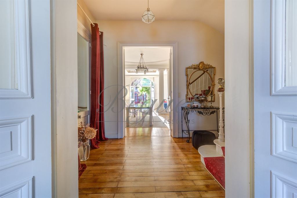 A vendre chez Beguet Associés : Tours (37000), Indre-et-Loire, Prébendes nord – Maison de caractère de 446 m², 10 pièces, 7 ch, dépendance, jardin, piscine