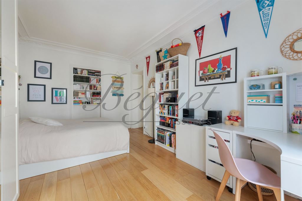A vendre chez Beguet Associés : Paris 16 (75016) – Appartement 172,5 m², 3-4 chambres, cave de 10 m² – quartier Chaillot, Paris, Île-de-France
