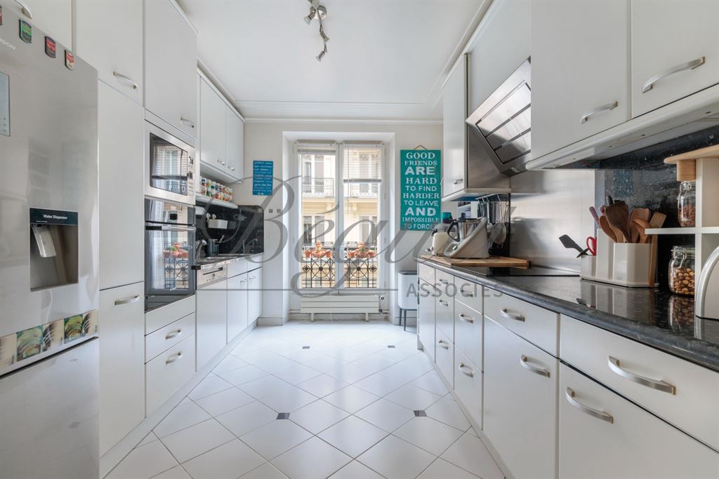 A vendre chez Beguet Associés : Paris 16 (75016) – Appartement 172,5 m², 3-4 chambres, cave de 10 m² – quartier Chaillot, Paris, Île-de-France