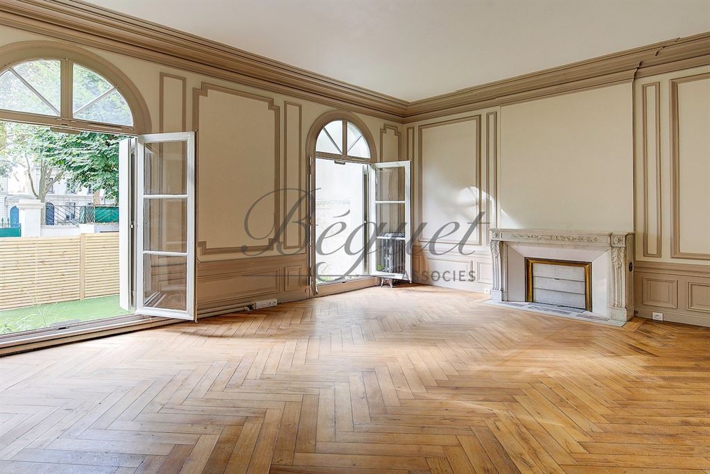 A vendre chez Beguet Associés : Tours (37000), Indre-et-Loire – Maison rénovée de 330 m², 6 chambres, jardin et 2 parkings