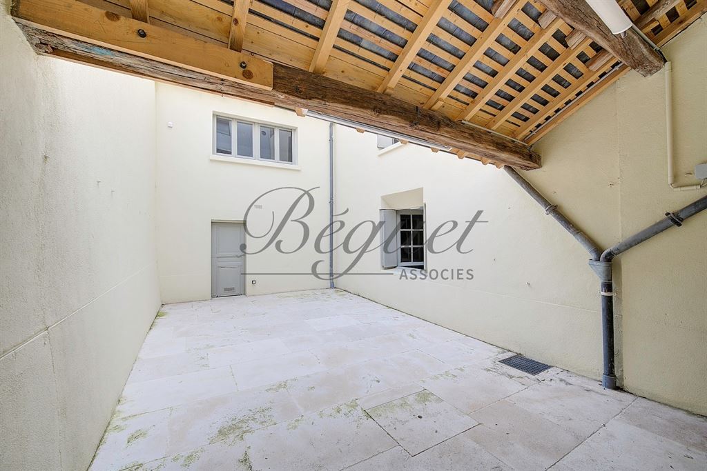 A vendre chez Beguet Associés : Tours (37000), Indre-et-Loire – Maison rénovée de 330 m², 6 chambres, jardin et 2 parkings